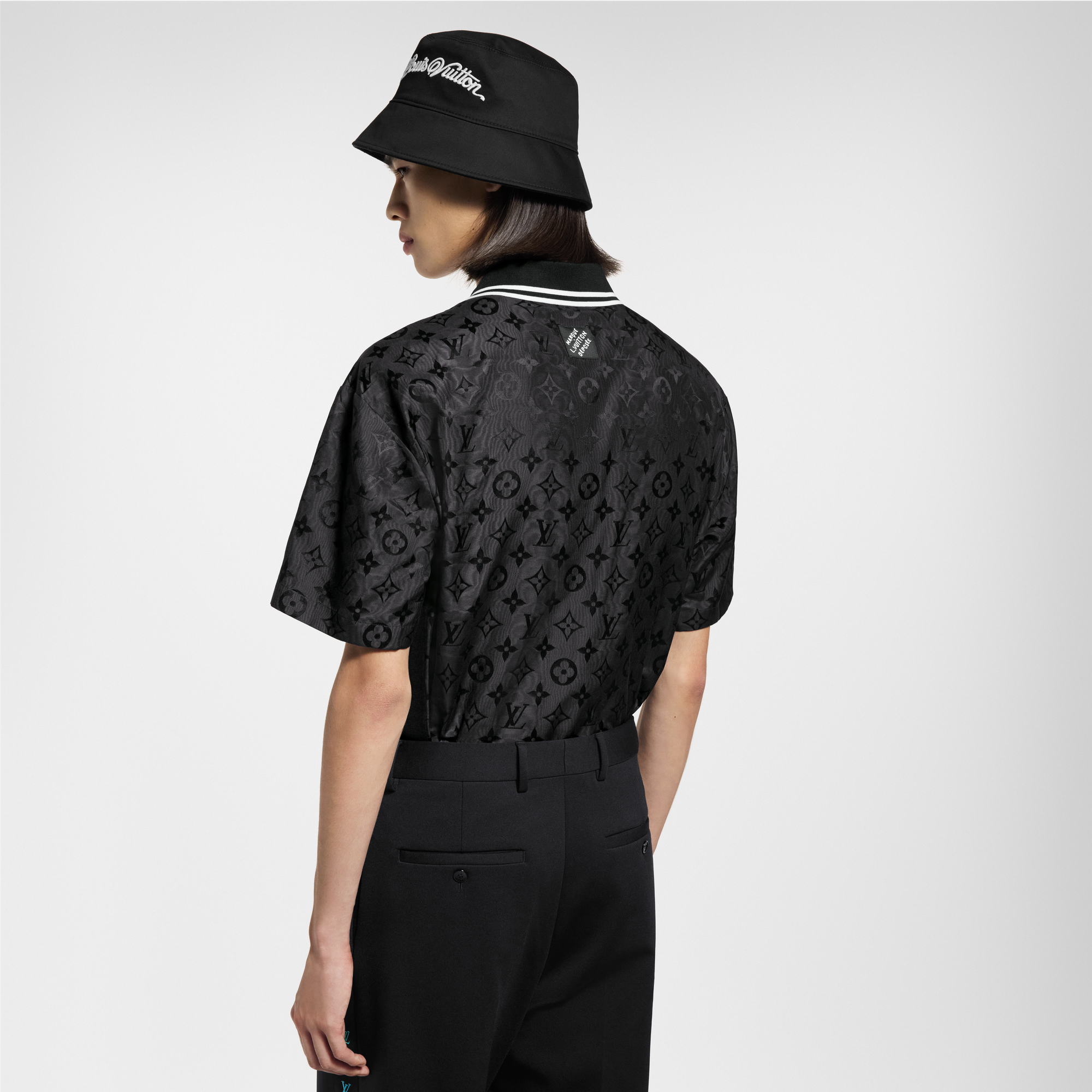 เสื้อเชิ้ตแขนสั้นผ้าไหมลาย Monogram Moire เทคนิคแจ็คการ์ด  in ผู้ชาย's เสื้อผ้า เสื้อเชิ้ตสำหรับผู้ชาย collections by Louis Vuitton (การย่อ/ขยายผลิตภัณฑ์)